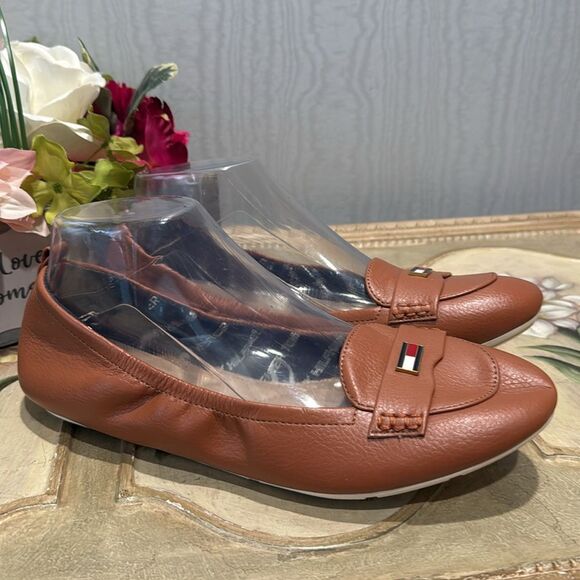 Tommy Hilfiger British Tan Faux Leather Flats Sz 8.5 Near New - Picture 2 of 16